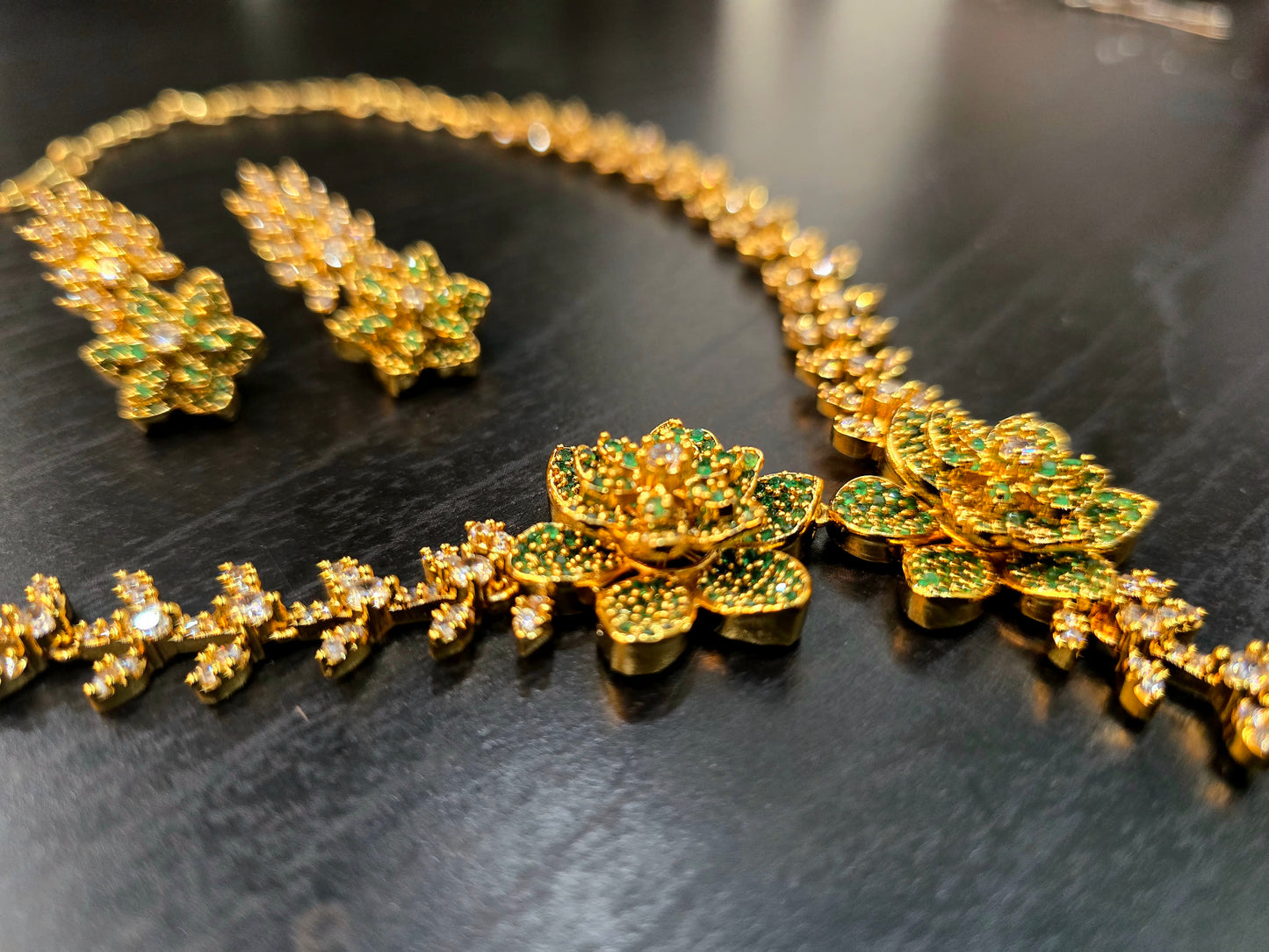 Neck set with earrings green code SLS 381J