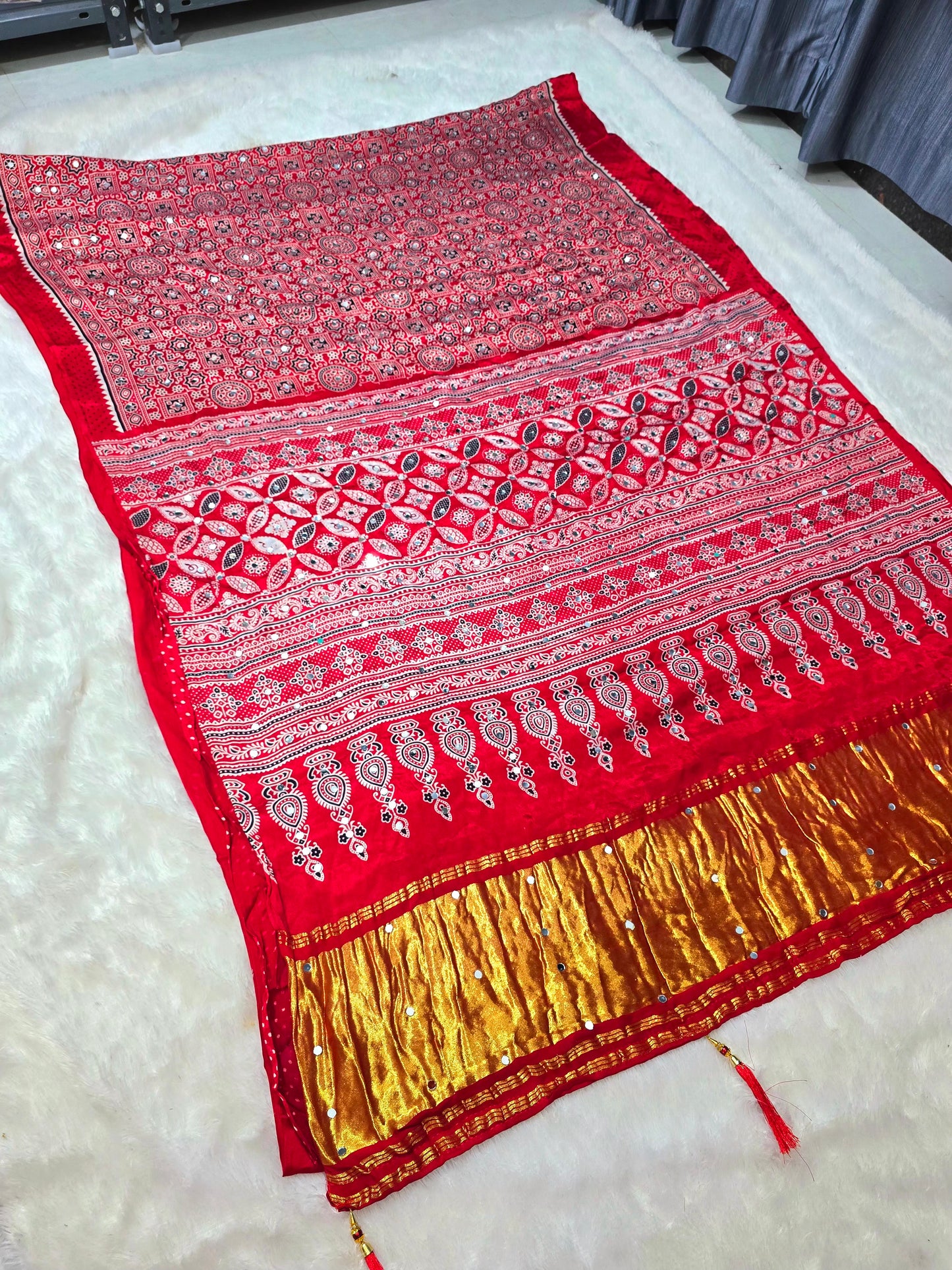 RED Saree un stiched blouse code SLS  651