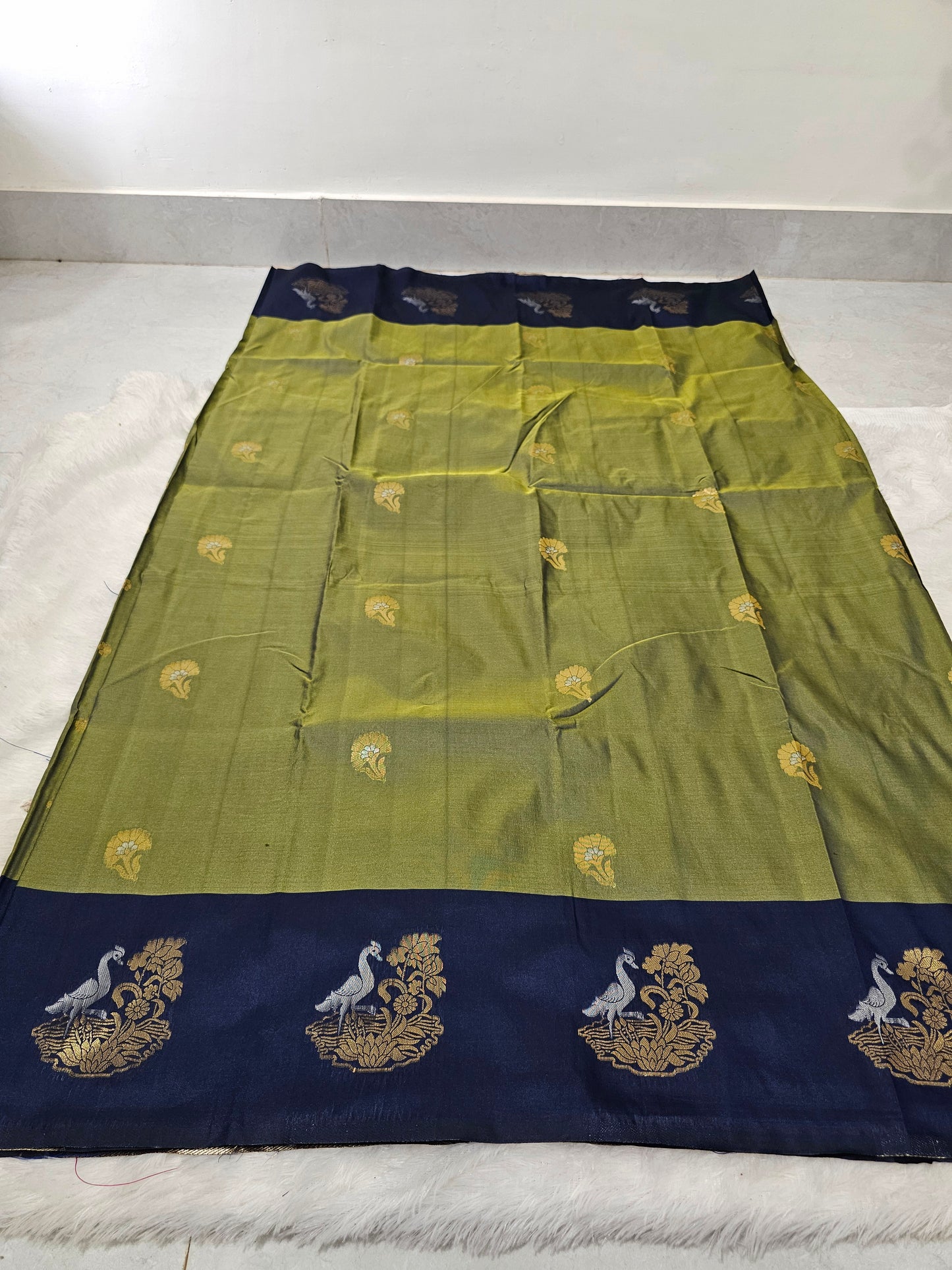 Saree un stiched blouse code SLS 580