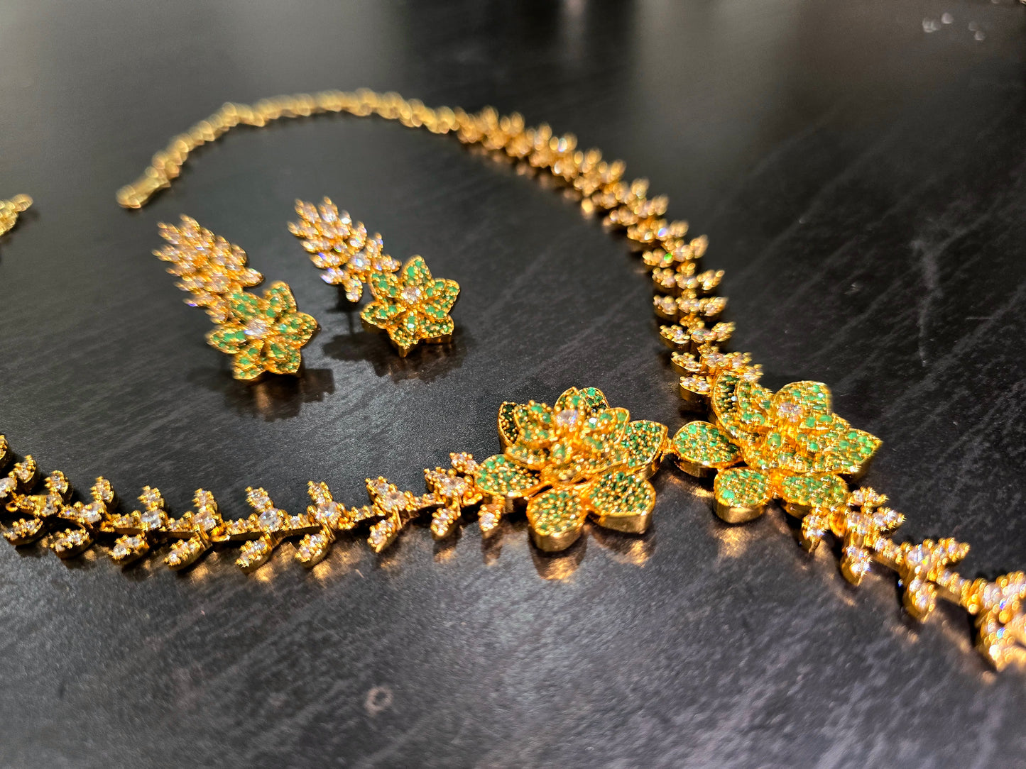Neck set with earrings green code SLS 381J